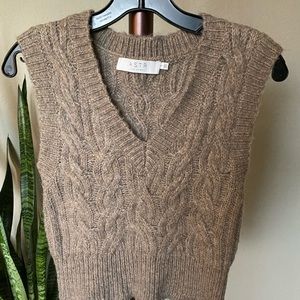 Astr Sweater Vest in Beige Size Small